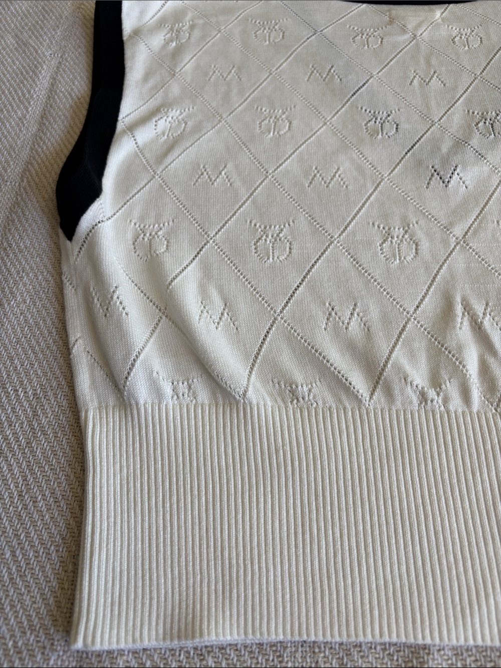 MAEVE Anthropologie
Women's V-neck Pullover Vest
White/Navy Blue Trim Size L - Picture 15 of 16